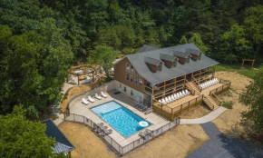 7BR Sleeps 34 Outdoor POOL Fire Pit Secluded FREE Attraction Tickets